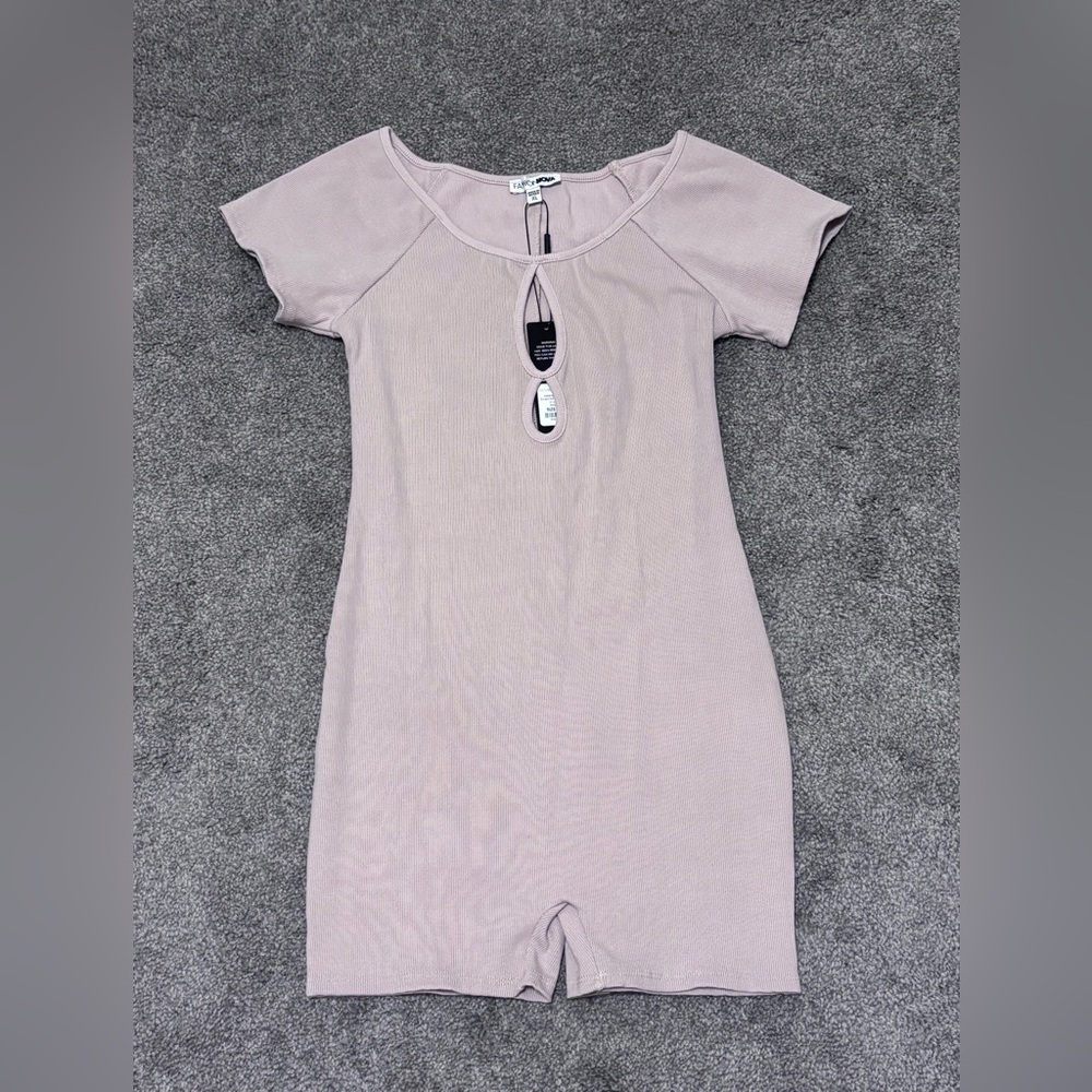 Fashion Nova Cream/Beige Keyhole Romper Size XL